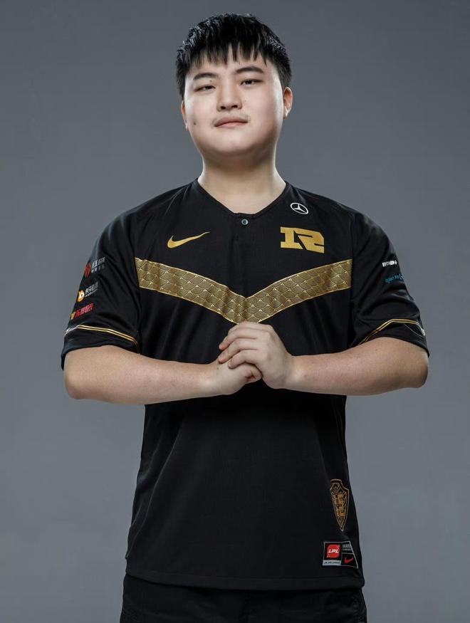 九游游戏中心-RNG前途光明！，Uzi新星夺冠表现突出全场沸腾不已(uzi哪一年去的rng)